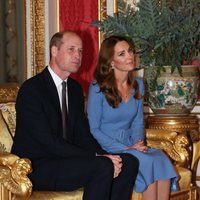 El Príncipe Guillermo y Kate Middleton en el primer acto en Buckingham Palace desde el comienzo de la pandemia