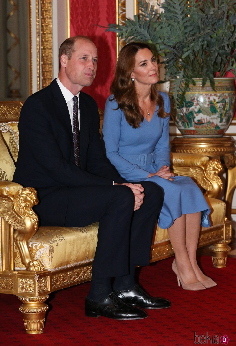 El Príncipe Guillermo y Kate Middleton en el primer acto en Buckingham Palace desde el comienzo de la pandemia