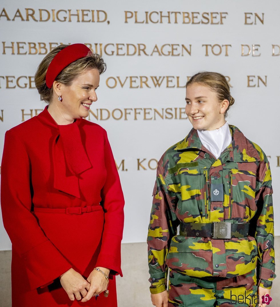 Matilde de Bélgica e Isabel de Bélgica en la apertura del curso de la Real Academia Militar en Bruselas