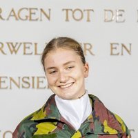 Isabel de Bélgica en la apertura del curso de la Real Academia Militar en Bruselas