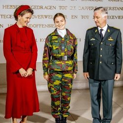 Felipe y Matilde de Bélgica con su hija Isabel de Bélgica en la apertura del curso de la Real Academia Militar de Bruselas