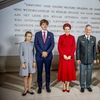 Felipe y Matilde de Bélgica con sus hijos Isabel, Gabriel, Emmanuel y Leonor de Bélgica en la apertura del curso de la Real Academia Militar de Bruselas