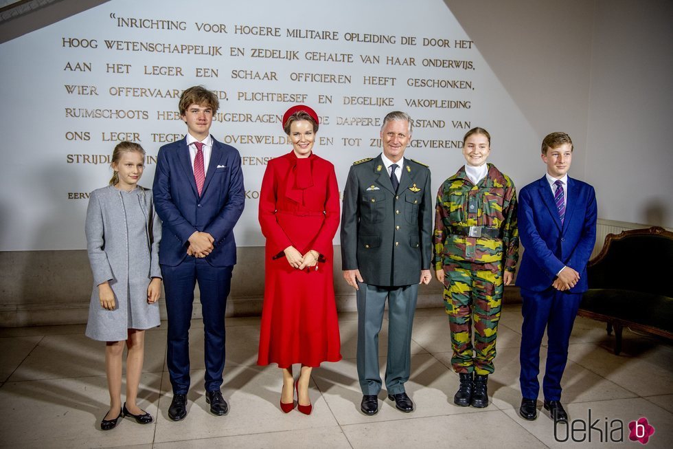 Felipe y Matilde de Bélgica con sus hijos Isabel, Gabriel, Emmanuel y Leonor de Bélgica en la apertura del curso de la Real Academia Militar de Bruselas