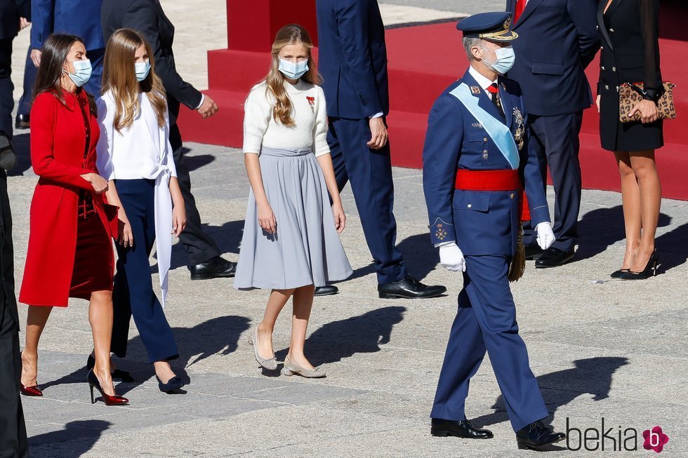 El Rey Felipe, seguido de la Reina Letizia, la Princesa Leonor y la Infanta Sofía en el Día de la Hispanidad 2020