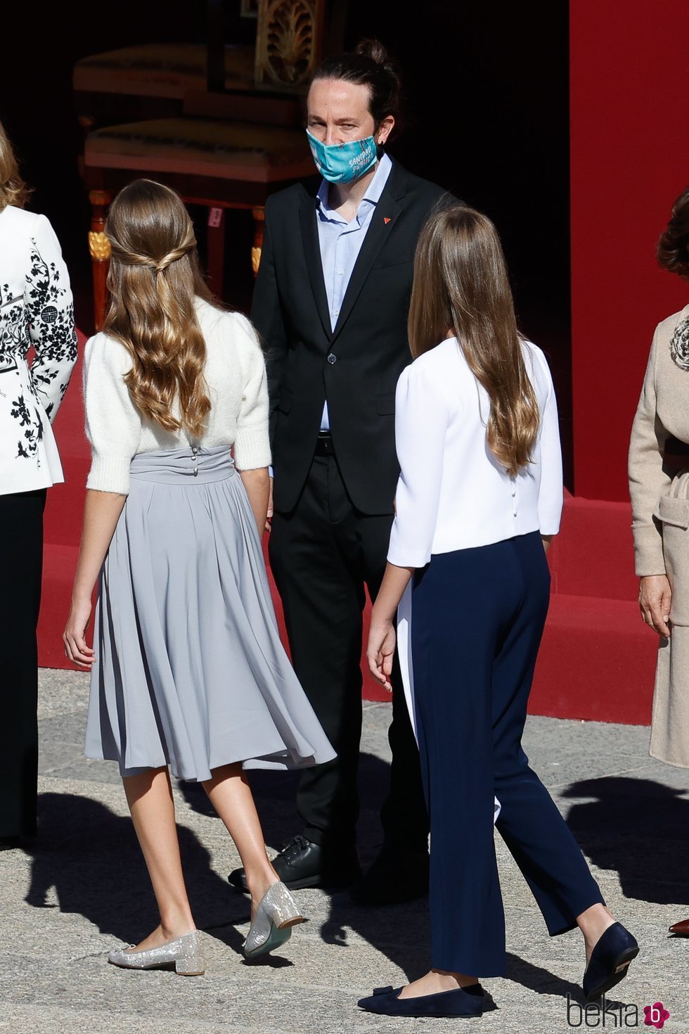 La Princesa Leonor y la Infanta Sofía saludan a Pablo Iglesias en el Día de la Hispanidad 2020