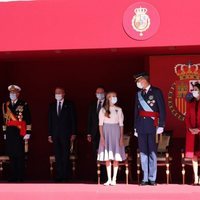 El Rey Felipe habla con la Princesa Leonor en presencia de la Reina Letizia y la Infanta Sofía en el Día de la Hispanidad 2020