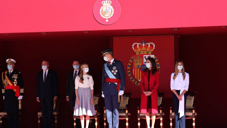 El Rey Felipe habla con la Princesa Leonor en presencia de la Reina Letizia y la Infanta Sofía en el Día de la Hispanidad 2020