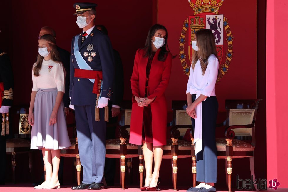 La Reina Letizia habla con la Infanta Sofía en presencia del Rey Felipe y la Princesa Leonor en el Día de la Hispanidad 2020