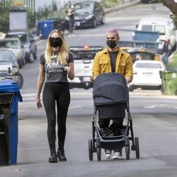 Joe Jonas y Sophie Turner paseando a su hija Willa