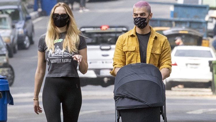 Joe Jonas y Sophie Turner paseando a su hija Willa