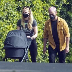 Sophie Turner y Joe Jonas pasean con su hija Willa