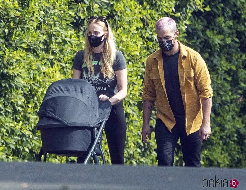 Sophie Turner y Joe Jonas pasean con su hija Willa