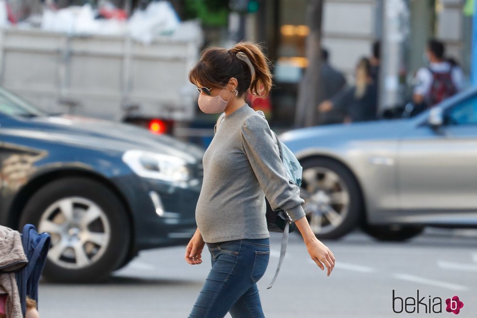 Isabel Jiménez paseando su embarazo por Madrid