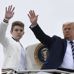Donald Trump con su hijo Barron