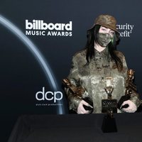 Billie Eilish con sus premios obtenidos en los Billboard Music Awards 2020