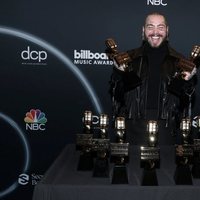 Post Malone con sus premios obtenidos en los Billboard Music Awards 2020