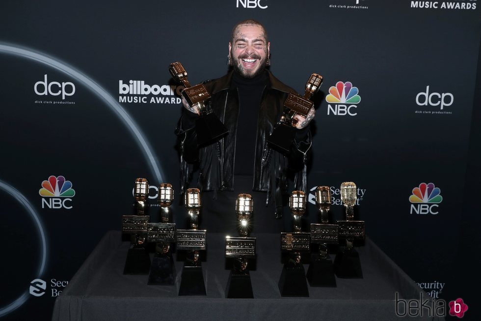 Post Malone con sus premios obtenidos en los Billboard Music Awards 2020