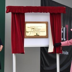 La Reina Isabel y el Príncipe Guillermo en la inauguración del Centro de Análisis Energético