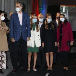 Los Reyes Felipe y Letizia, la Princesa Leonor y la Infanta Sofía reciben explicaciones en su visita a las instalaciones de 'LAFPABRICA. Fábrica en Premios