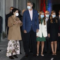 Los Reyes Felipe y Letizia, la Princesa Leonor y la Infanta Sofía reciben explicaciones en su visita a las instalaciones de 'LAFPABRICA. Fábrica en Premios