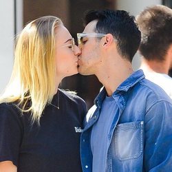 Joe Jonas y Sophie Turner se besan con cariño