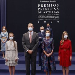 Los Reyes Felipe y Letizia y sus hijas Leonor y Sofía en la audiencia a los galardonados de los Premios Princesa de Asturias 2020