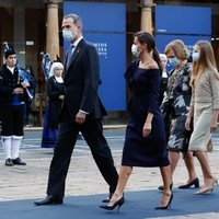 Los Reyes Felipe y Letizia y sus hijas Leonor y Sofía y la Reina Sofía en los Premios Princesa de Asturias 2020