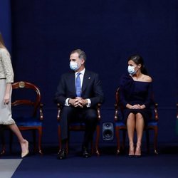 La Princesa Leonor se levanta para dar su discurso en los Premios Princesa de Asturias 2020 en presencia de los Reyes Felipe y Letizia y la Infanta Sofía