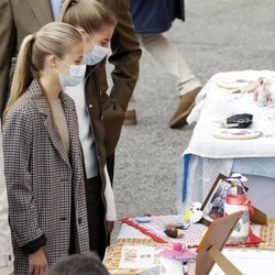 La Princesa Leonor y la Infanta Sofía en un mercadillo de Somao, Pueblo Ejemplar de Asturias 2020