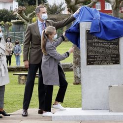 El Rey Felipe ayuda a la Princesa Leonor a descubrir una placa conmemorativa en Somao, Pueblo Ejemplar de Asturias 2020