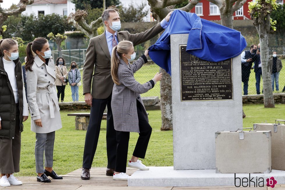 El Rey Felipe ayuda a la Princesa Leonor a descubrir una placa conmemorativa en Somao, Pueblo Ejemplar de Asturias 2020