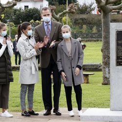 Los Reyes Felipe y Letizia, la Princesa Leonor y la Infanta Sofía tras descubrir una placa conmemorativa en Somao, Pueblo Ejemplar de Asturias 2020