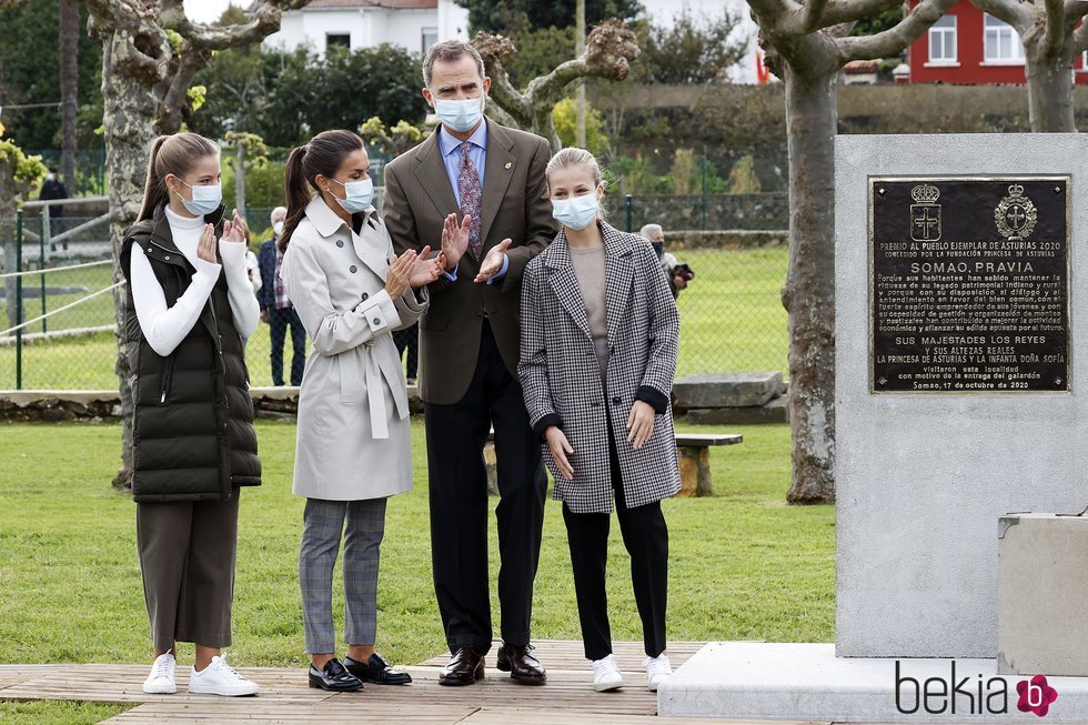 Los Reyes Felipe y Letizia, la Princesa Leonor y la Infanta Sofía tras descubrir una placa conmemorativa en Somao, Pueblo Ejemplar de Asturias 2020