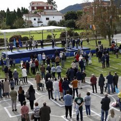 El pueblo de Somao viendo a la Familia Real en la entrega del Pueblo Ejemplar de Asturias 2020