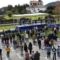 El pueblo de Somao viendo a la Familia Real en la entrega del Pueblo Ejemplar de Asturias 2020