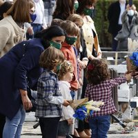 La Princesa Leonor y la Infanta Sofía reciben un regalo de los niños de Somao, Pueblo Ejemplar de Asturias 2020