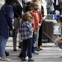 La Reina Letizia habla con los niños de Somao, Pueblo Ejemplar de Asturias 2020
