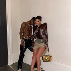 Kylie Jenner y Travis Scott posando juntos con la colección primavera/verano 2021 de Givenchy