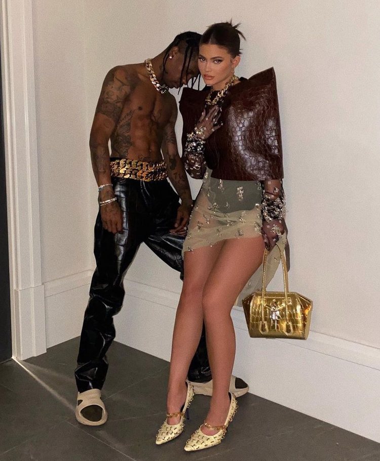 Kylie Jenner y Travis Scott posando juntos con la colección primavera/verano 2021 de Givenchy