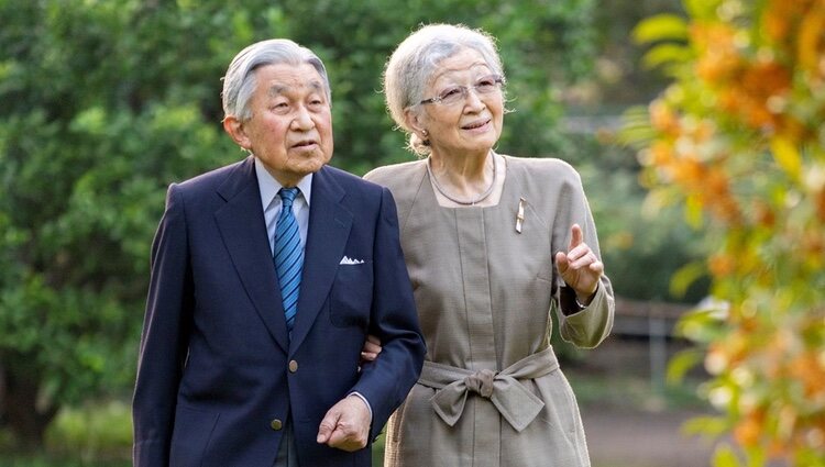Akihito y Michiko de Japón en unos jardines