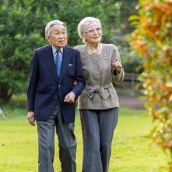 Akihito y Michiko de Japón en unos jardines