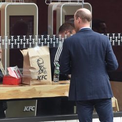 El Príncipe Guillermo mirando al interior de un KFC de Londres