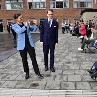 Victoria y Daniel de Suecia en la Rinman Special School de Eskilstuna en Södermanland