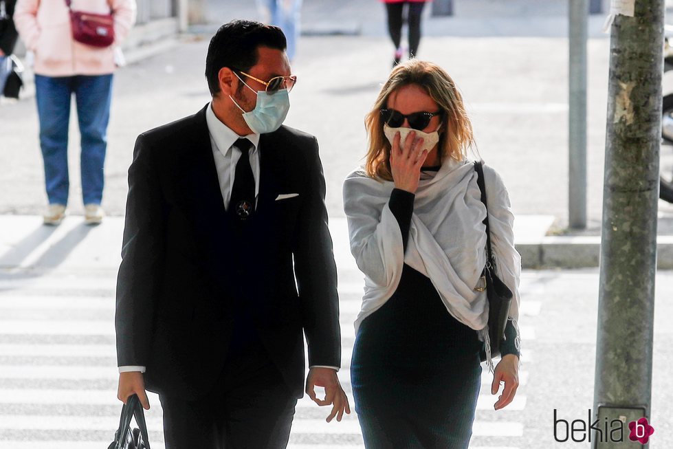 Angela Dobrowolski accediendo al Juzgado de Barcelona con su abogado