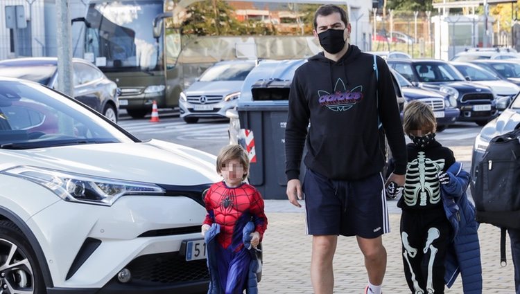 Iker Casillas llevando a sus hijos Martín y Lucas al colegio