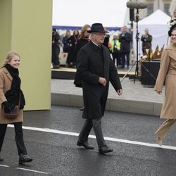 Carlos Gustavo de Suecia, Victoria de Suecia y Estela de Suecia en la inauguración del puente Slussbron en Estocolmo