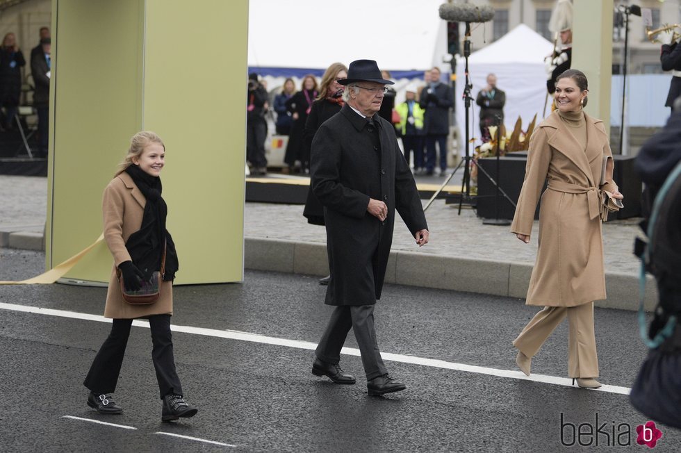 Carlos Gustavo de Suecia, Victoria de Suecia y Estela de Suecia en la inauguración del puente Slussbron en Estocolmo