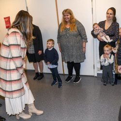Sofia de Suecia saluda a unas madres y sus hijos en su visita a Värmland