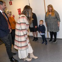 Sofia de Suecia saluda a unas madres y sus hijos en su visita a Värmland