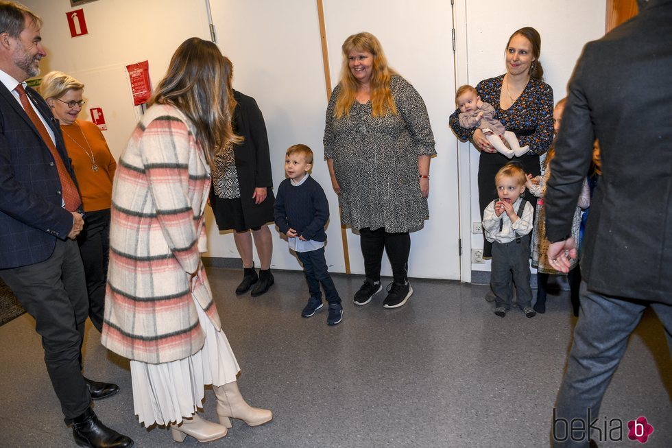 Sofia de Suecia saluda a unas madres y sus hijos en su visita a Värmland